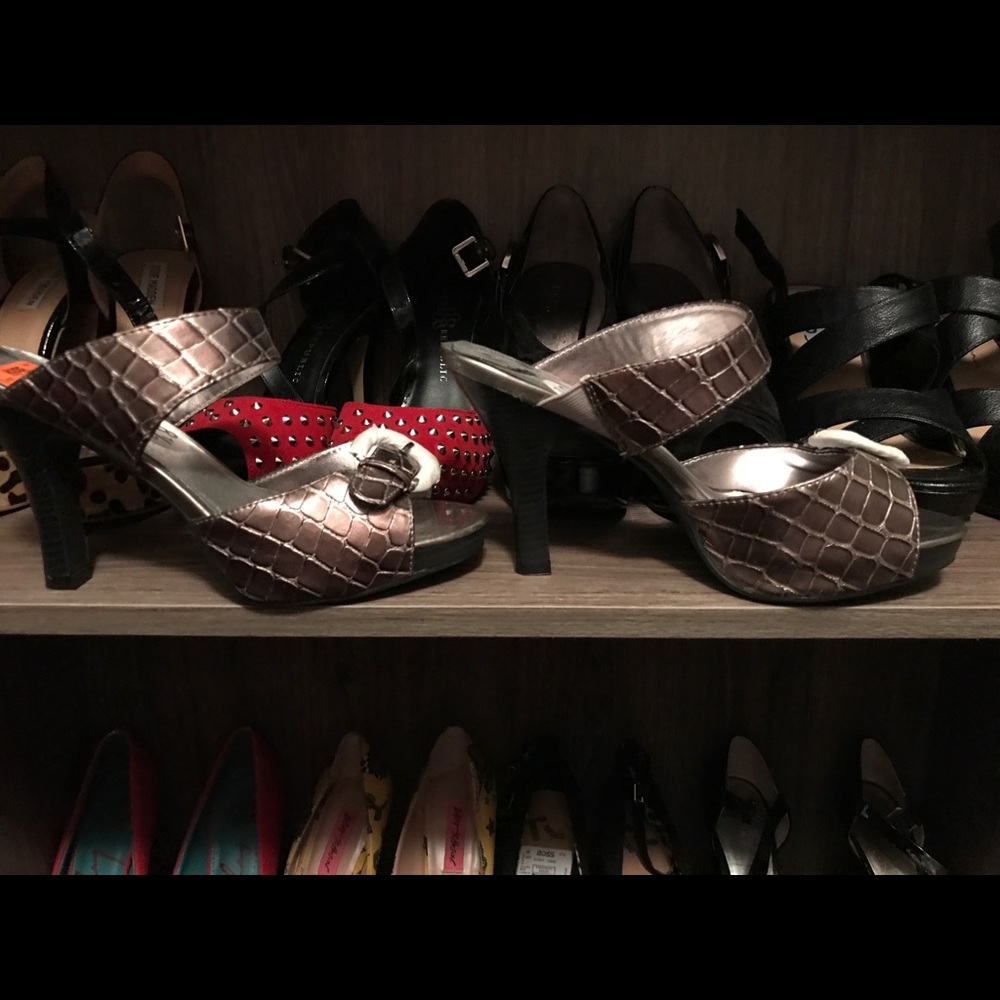 Silver alligator texture low heels